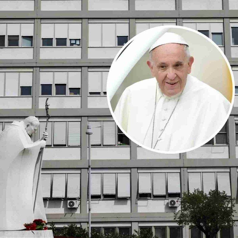 Finestre del Gemelli con statua Giovanni Paolo II e foto di Papa Francesco